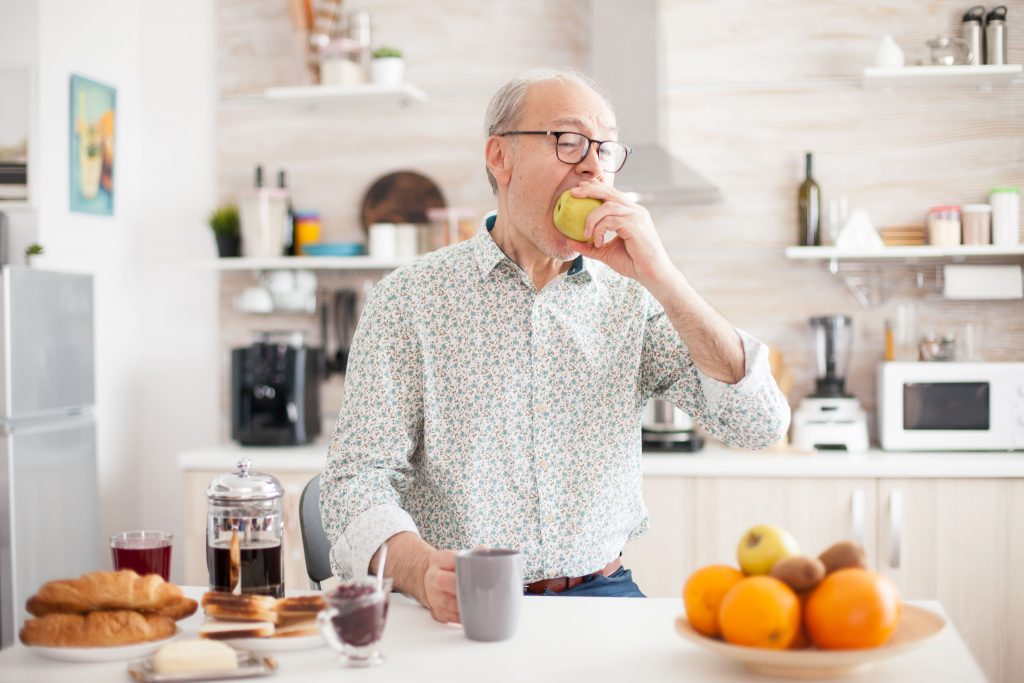 Cuidados com alimentação de idosos no verão