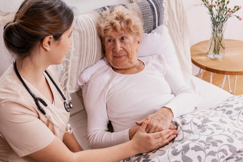 Como prevenir a pneumonia em pessoas idosas