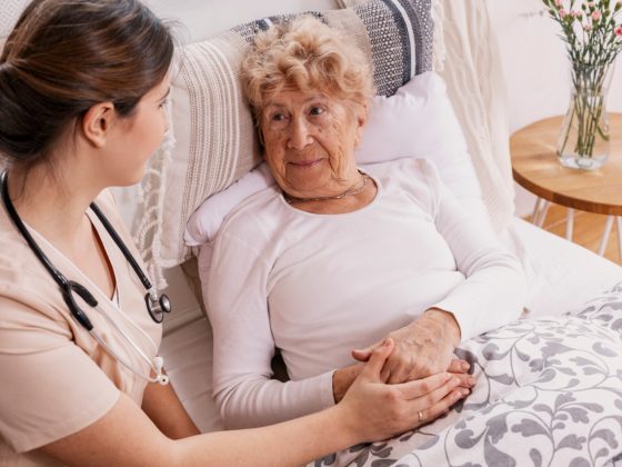 Como prevenir a pneumonia em pessoas idosas