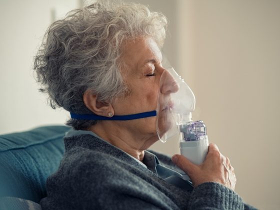 Como é feito o tratamento de pneumonia em pessoas idosas?