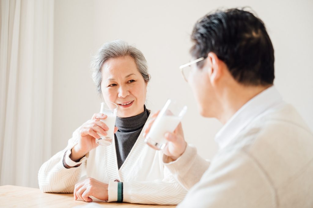 Os benefícios do leite para idosos