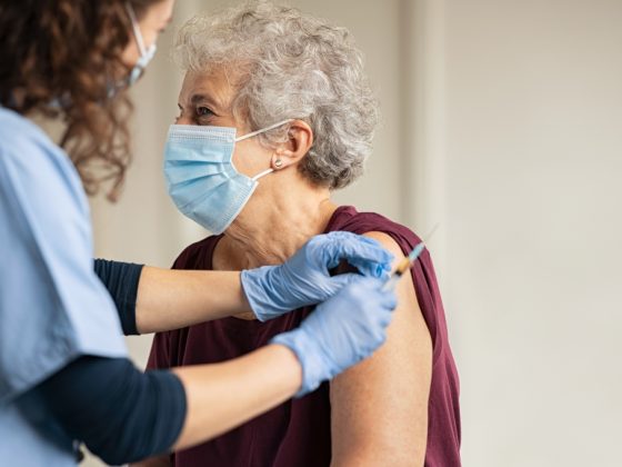 Entenda porque idosos recebem 3ª dose da vacina contra COVID-19